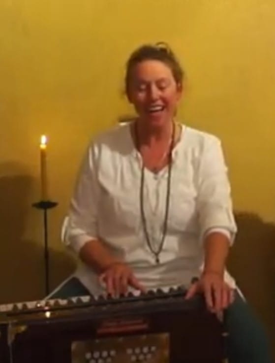 Anadya met harmonium